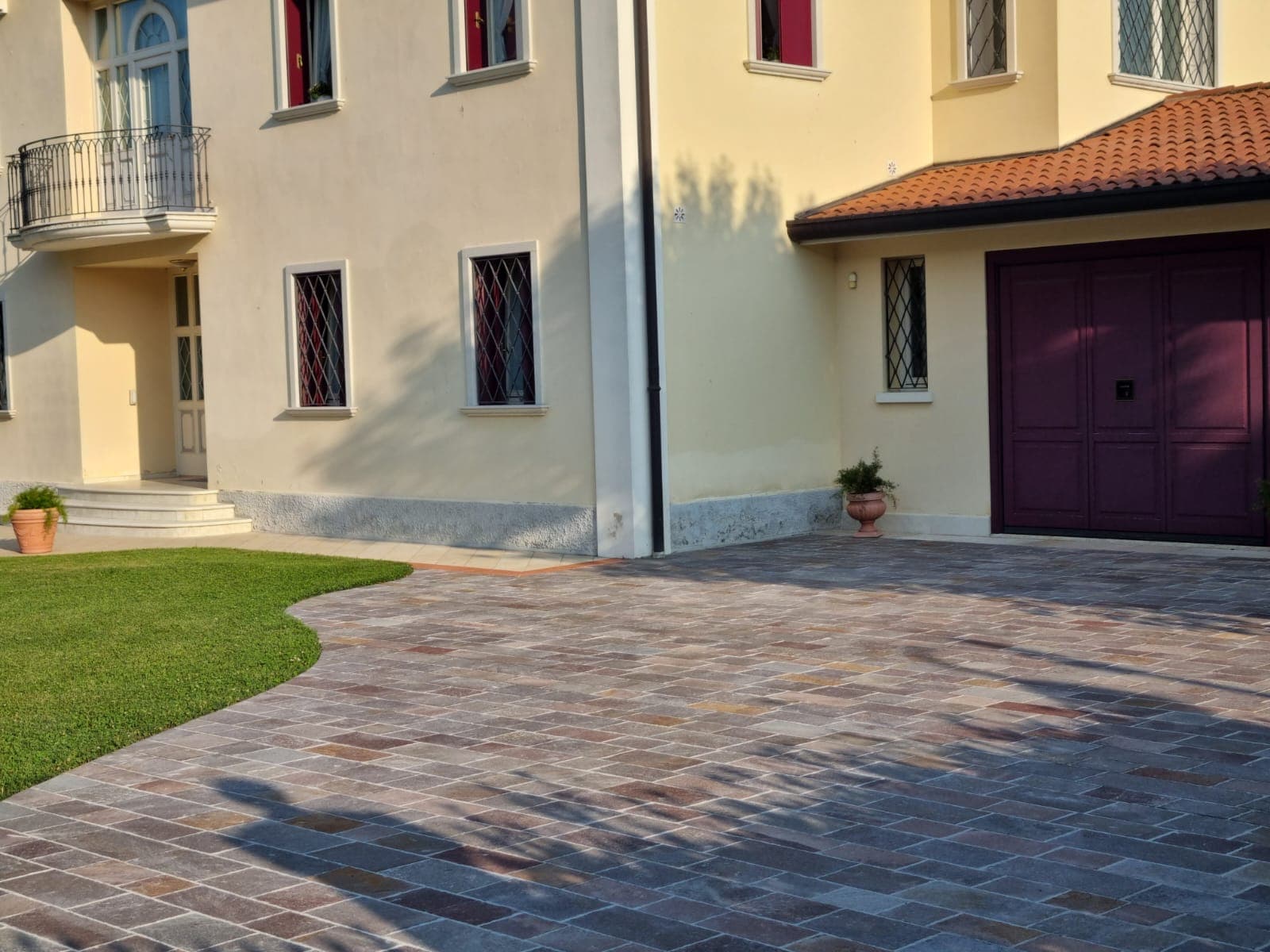 Vialetto carrabile in porfido davanti a una villa