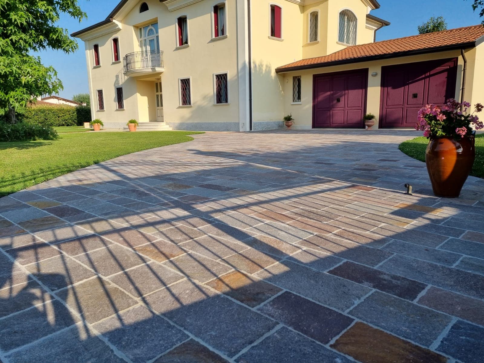 Piazzale esterno carrabile